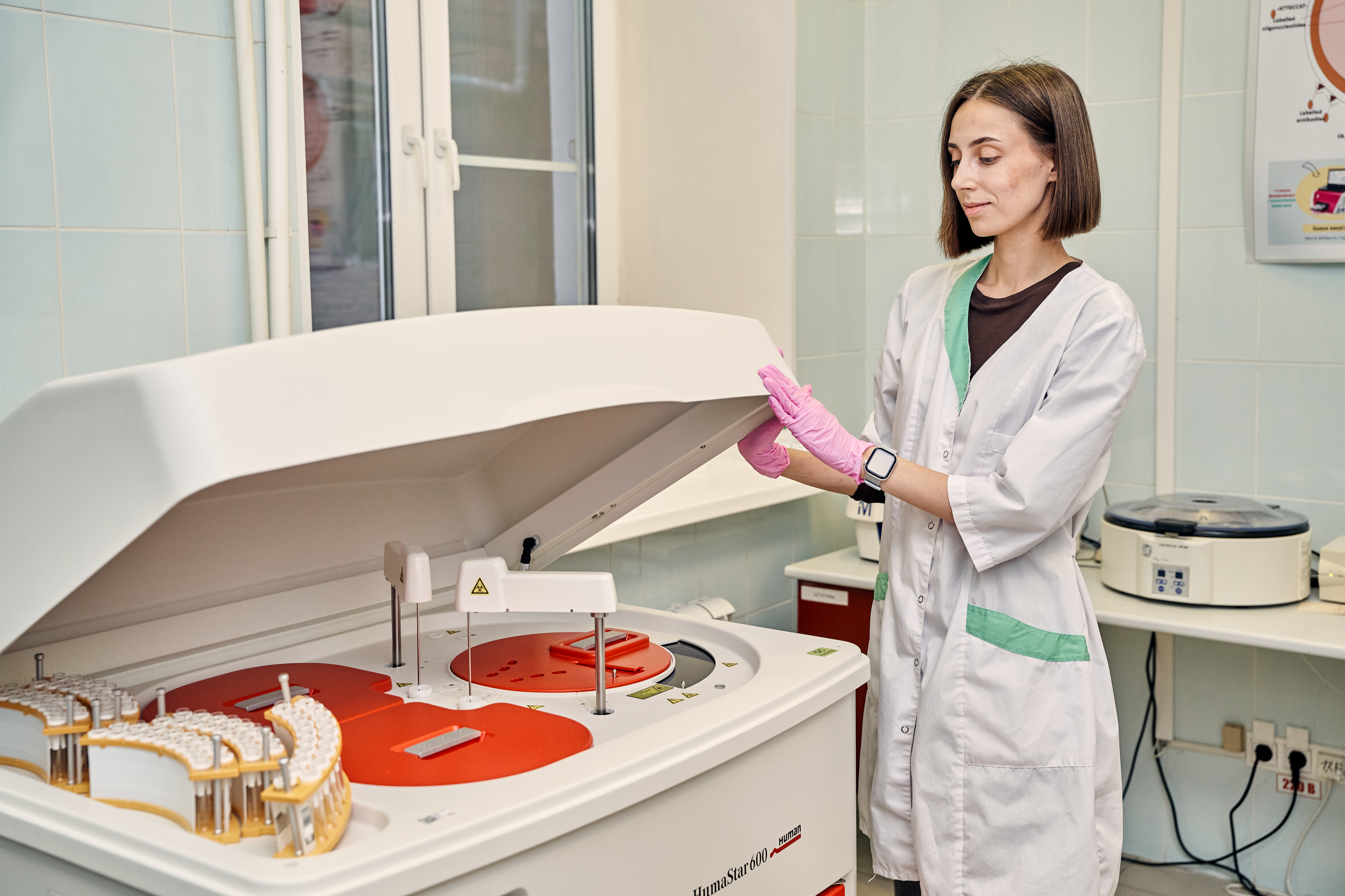 Участник научной группы в лаборатории. Источник: Издательство «Редколлегия»