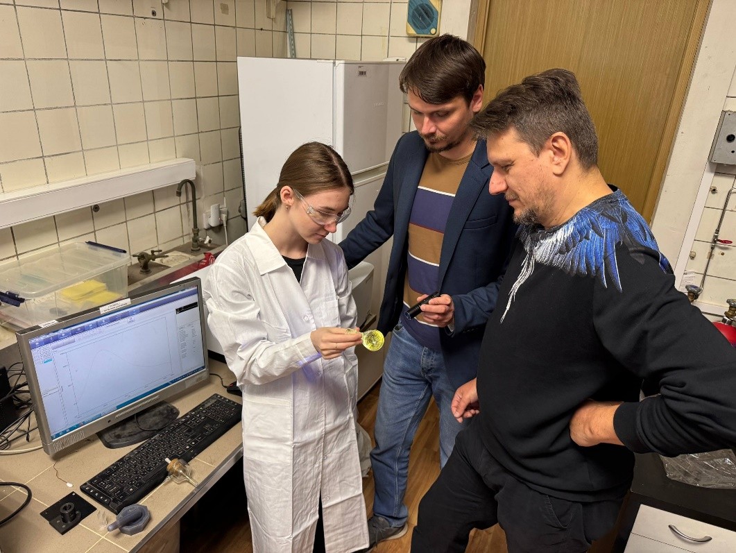 Авторы исследования из ИНЭОС РАН: Арина Ольбрых, Алексей Титов, Олег Филиппов. Источник: Арина Ольбрых